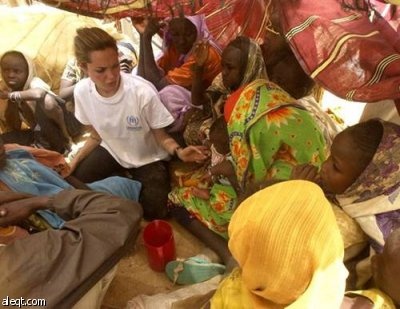 أنجلينا جولي تزور الفقراء وتمنحهم نصف ثروتها وفنانون عرب مشغولون بتقليد اللبس والتهريج