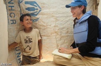 أنجلينا جولي تزور الفقراء وتمنحهم نصف ثروتها وفنانون عرب مشغولون بتقليد اللبس والتهريج