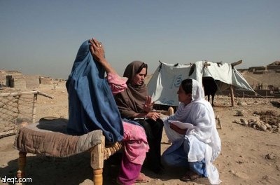 أنجلينا جولي تزور الفقراء وتمنحهم نصف ثروتها وفنانون عرب مشغولون بتقليد اللبس والتهريج