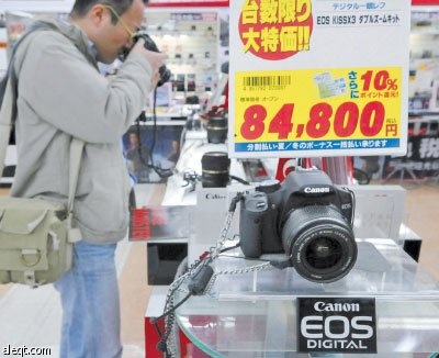 كاميرا رقمية جديدة من إنتاج شركة كانون اليابانية في معرض للإلكترونيات في طوكيو أمس، ويبدو أحد الزبائن يلتقط صورا لمنتجات الشركة.