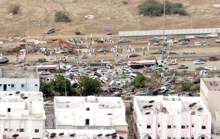 كتابة العدل تتجاهل إيقاف البناء شرقي جدة وتستمر في إفراغ الصكوك