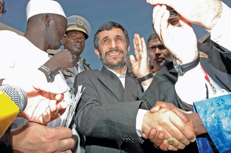 البحث عن حلفاء في عالم عدائي