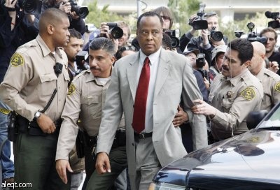 اتهام طبيب مايكل جاكسون بالقتل الخطأ