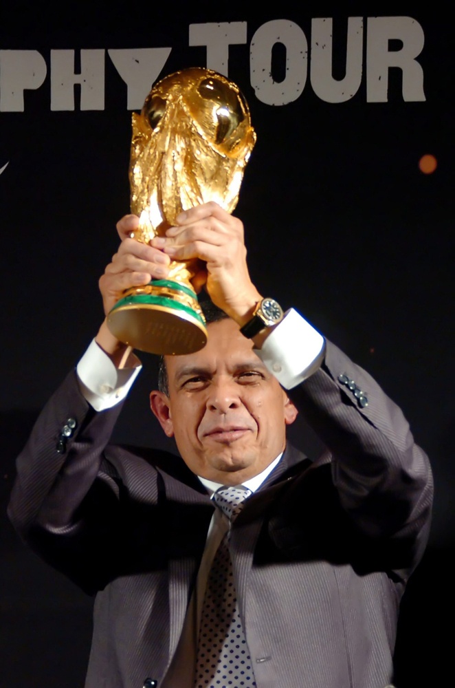 الرئيس الهندوراسي  بورفيريو لوبو سوسا  يحمل كأس العالم لكرة القدم في تيغوسيغالبا خلال جولته العالمية.