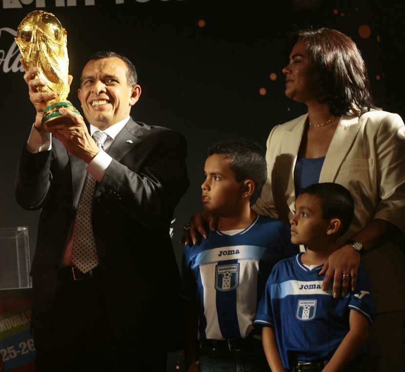 الرئيس الهندوراسي  بورفيريو لوبو سوسا  يحمل كأس العالم لكرة القدم في تيغوسيغالبا خلال جولته العالمية.