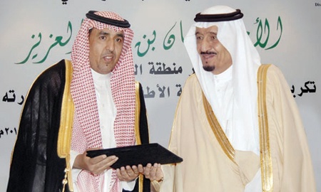 الأمير سلمان يكرِّم محمد الحمراني