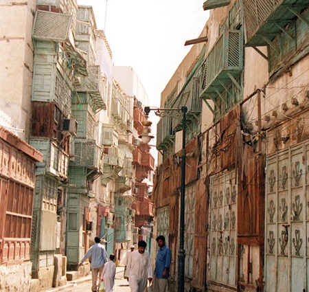 المنطقة التاريخية.. حرائق وانهيارات ومصير مجهول