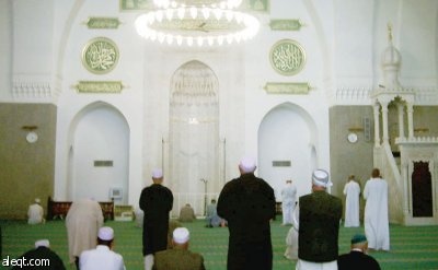 الصلاة بين التقديس والتفريط وارتكاب الأخطاء