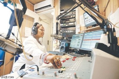 لا «تويتر» ولا «مدوّنات».. «الترانزستور» الوسيلة الرئيسة لتتبع الانتخابات في جنوب السودان