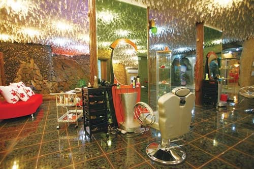 فاطمة أبو القاسم.. شابة تستثمر الخبرة الفرنسية في الموضة والتجميل