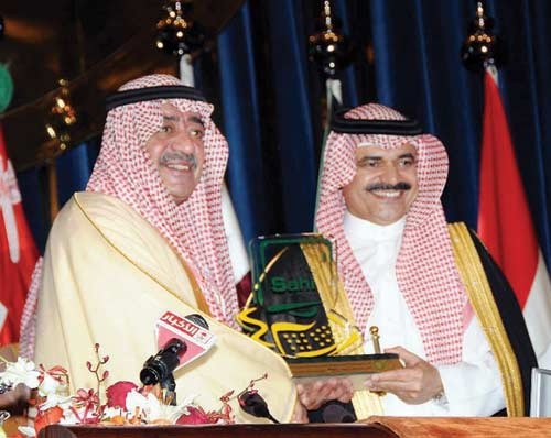 الأمير مقرن يثمَّن جهود «الاتصالات السعودية» في دعم المنشآت الصحية ويكرِّم الدويش