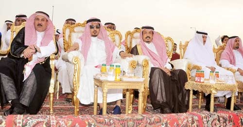 شبان يطرقون الاستثمار بجودة تنظيمية على ساحات ترابية