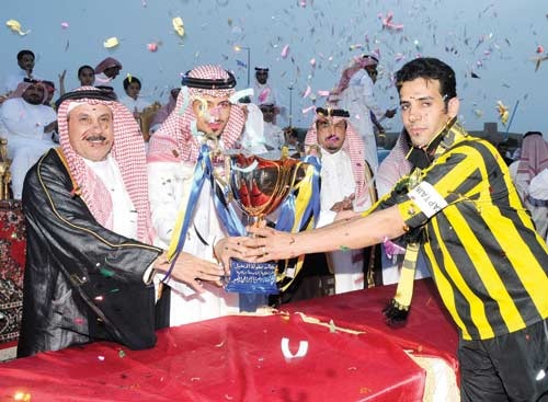 شبان يطرقون الاستثمار بجودة تنظيمية على ساحات ترابية