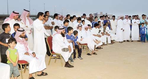 شبان يطرقون الاستثمار بجودة تنظيمية على ساحات ترابية