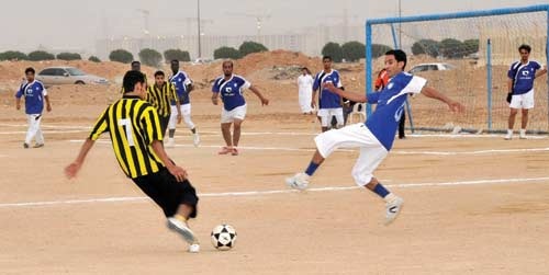 شبان يطرقون الاستثمار بجودة تنظيمية على ساحات ترابية