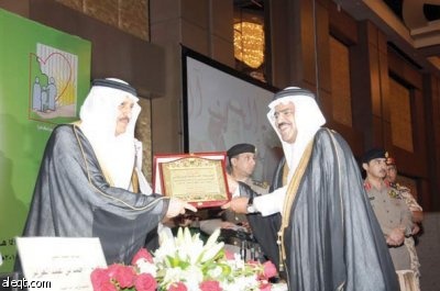 الأمير أحمد بن عبد العزيز يكرم «المراعي» لدعمها المستمر لـ «تراحم»