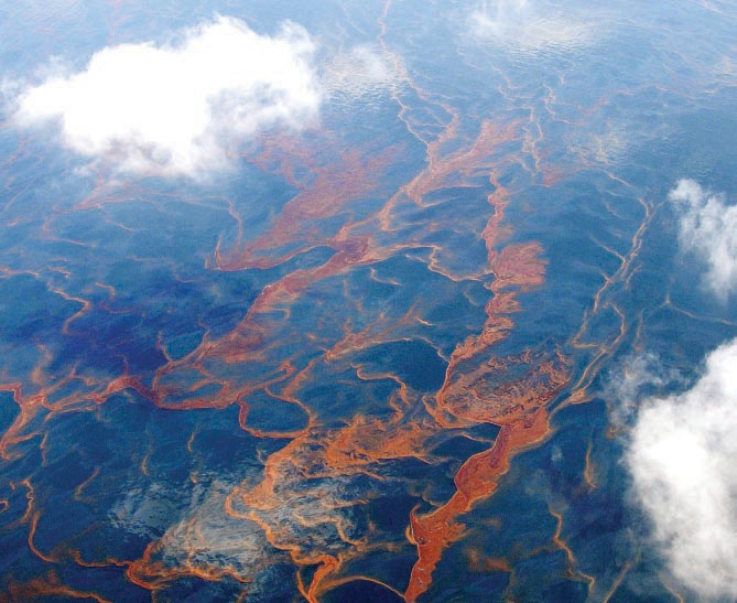 «القش» و«القنابل النووية» اقتراحات مطروحة على الإنترنت لوقف التسرب النفطي