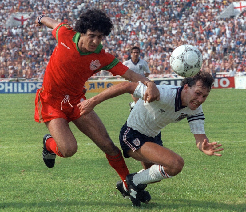 صورة أرشيفية لنهائيات كأس العالم 1986 في المكسيك  تظهر لاعب المنتخب الانجليزي بريان روبسون يعرقل من قبل لاعب المنتخب المغربي مصط