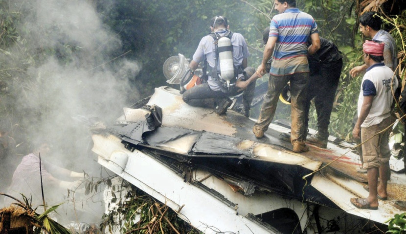 إنقاذ 8 ركاب من الحطام المشتعل لطائرة «الهند إكسبرس» ومقتل 159