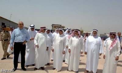 وزير النقل يقف على أول منصة بحرية تُصنع في المملكة