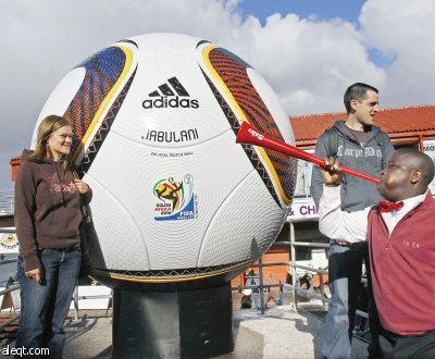 كرة القدم العالمية تخطف عقول الرجال والنساء أيضاً