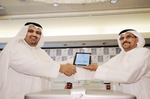 «موبايلي» توقّـع على جهاز آي باد عقد رعاية المؤتمر الوطني للتعاملات الإلكترونية