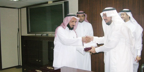 «الزكاة والدخل» تكرم متقاعديها لعام 1431هـ