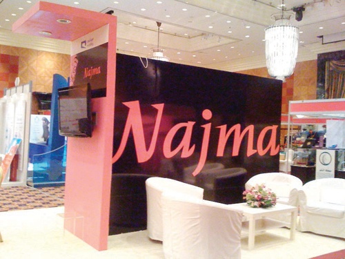 الأميرة صيته بنت عبد الله تكرم «موبايلي» لرعايتها معرض «أيادي ناعمة»