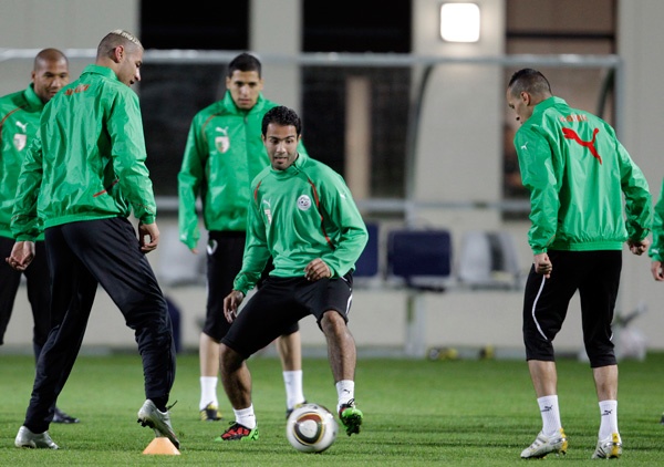 هل تتوقع  أن تتحسن نتائج المنتخب الجزائري في مواجهاته مع أنجلترا وأمريكا ؟