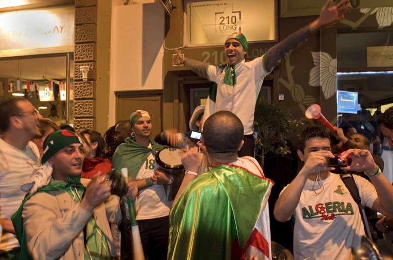 مشجعوا منتخب الجزائر يحتفلون بطريقتهم الخاصة بعد تعادلهم أمس مع انجلترا