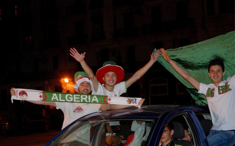 مشجعوا منتخب الجزائر يحتفلون بطريقتهم الخاصة بعد تعادلهم أمس مع انجلترا