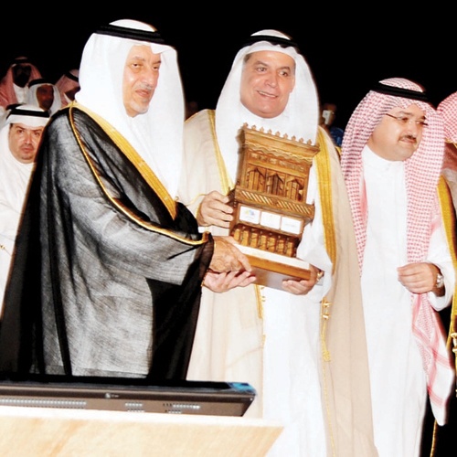 الأمير خالد الفيصل يكرم الخطوط السعودية