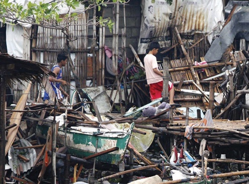 «كونسون» يجرف منازل الفلبينيين إلى البحر ويعطل الحركة .. والسلطات تغلق المدارس