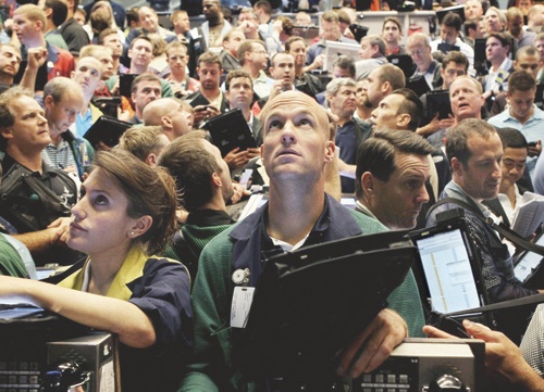 الدولار قرب أدنى سعر في 15 عاما مقابل الين