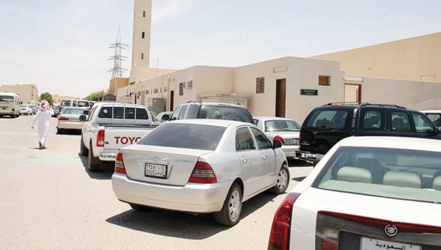 مصلون يؤذون جيران المساجد ويغلقون الطرق أمام منازلهم