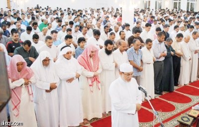 الراجحي: كلما اقترب المأموم من الإمام والصفوف الأولى كان خيرا له