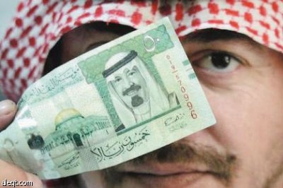 انقسام بين إعادة تقييم سعر الريال وامتصاص الأضرار