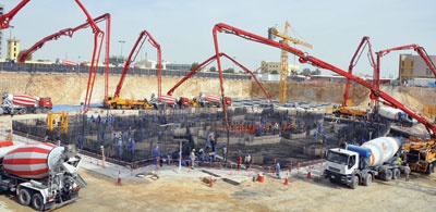 8500 متر مكعب من الخرسانة تجهز أساسات أطول برج سكني في الرياض