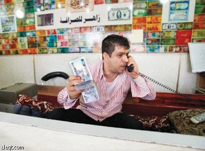 اليمن يصارع للحفاظ على قيمة عملته