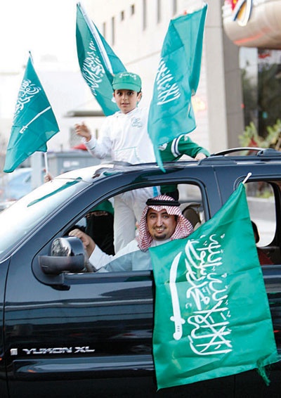 براءة الأطفال تقود مسيرات تحمل رايات الوطن وصور القائد