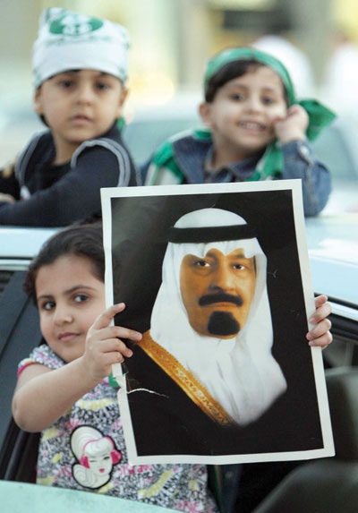 براءة الأطفال تقود مسيرات تحمل رايات الوطن وصور القائد