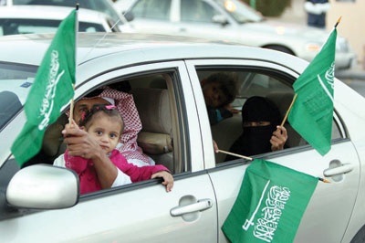 براءة الأطفال تقود مسيرات تحمل رايات الوطن وصور القائد