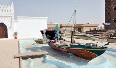 معروضات ومنتجات شعبية في جناح المدينة المنورة