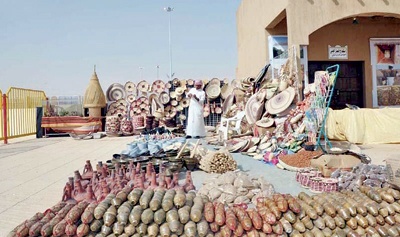 معروضات ومنتجات شعبية في جناح المدينة المنورة