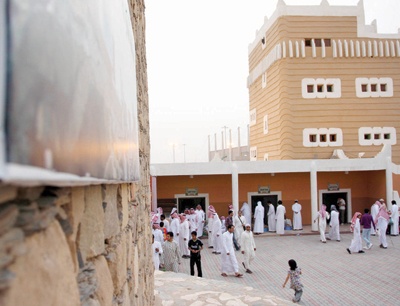 فعاليات «الجنادرية 26» تلقى إقبالا كبيرا.. والحشود تتقاطر بالآلاف