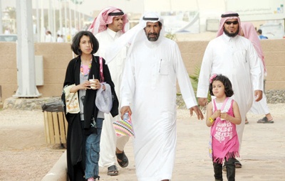 الألعاب والأكلات «الشعبية» المطلب الأول لزوار المهرجان