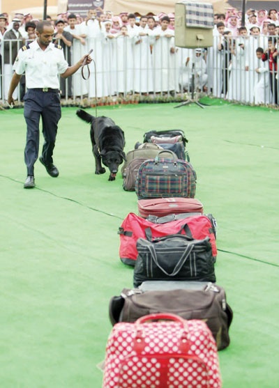 «الجمارك» تستعرض كلاب كشف المخدرات أمام الزوار