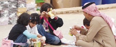 مطاعم الجنادرية .. 50 كشكا بمقاعد محدودة تدفع العائلات للأكل أرضا