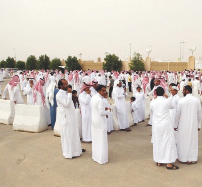 بصمة وفاء يقدمها  زوار المهرجان  لخادم الحرمين