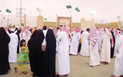 في اليوم الأول للعائلات .. عبق «الجنادرية» يمتزج برائحة المطر